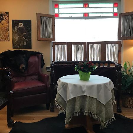 Holiday Lodge Bed And Breakfast Банф Экстерьер фото
