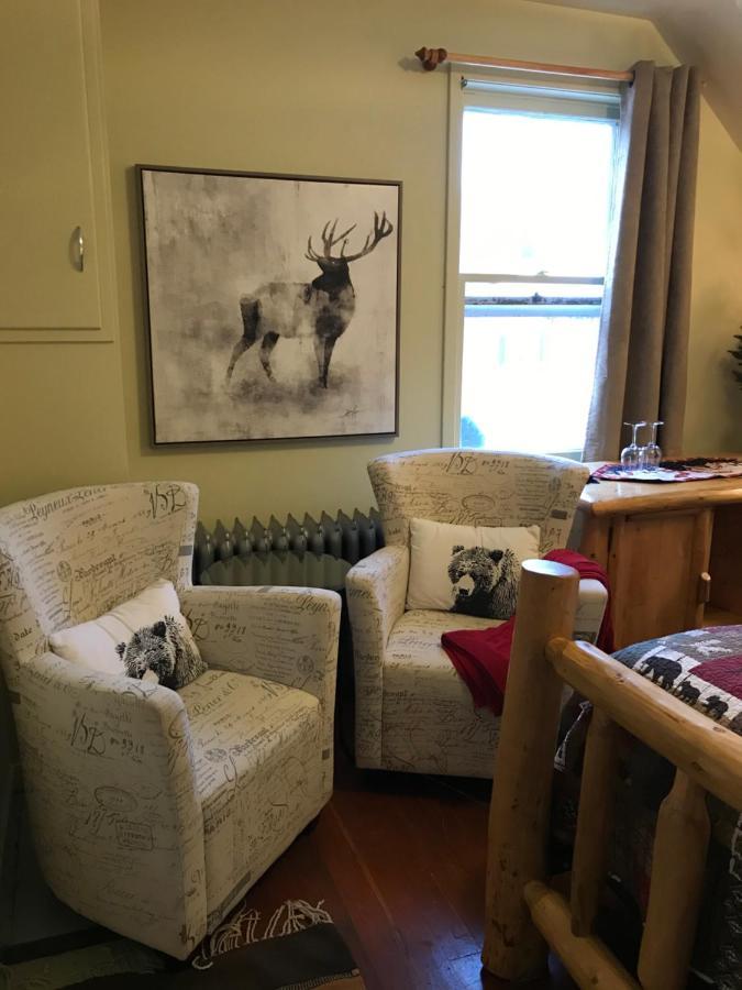 Holiday Lodge Bed And Breakfast Банф Экстерьер фото