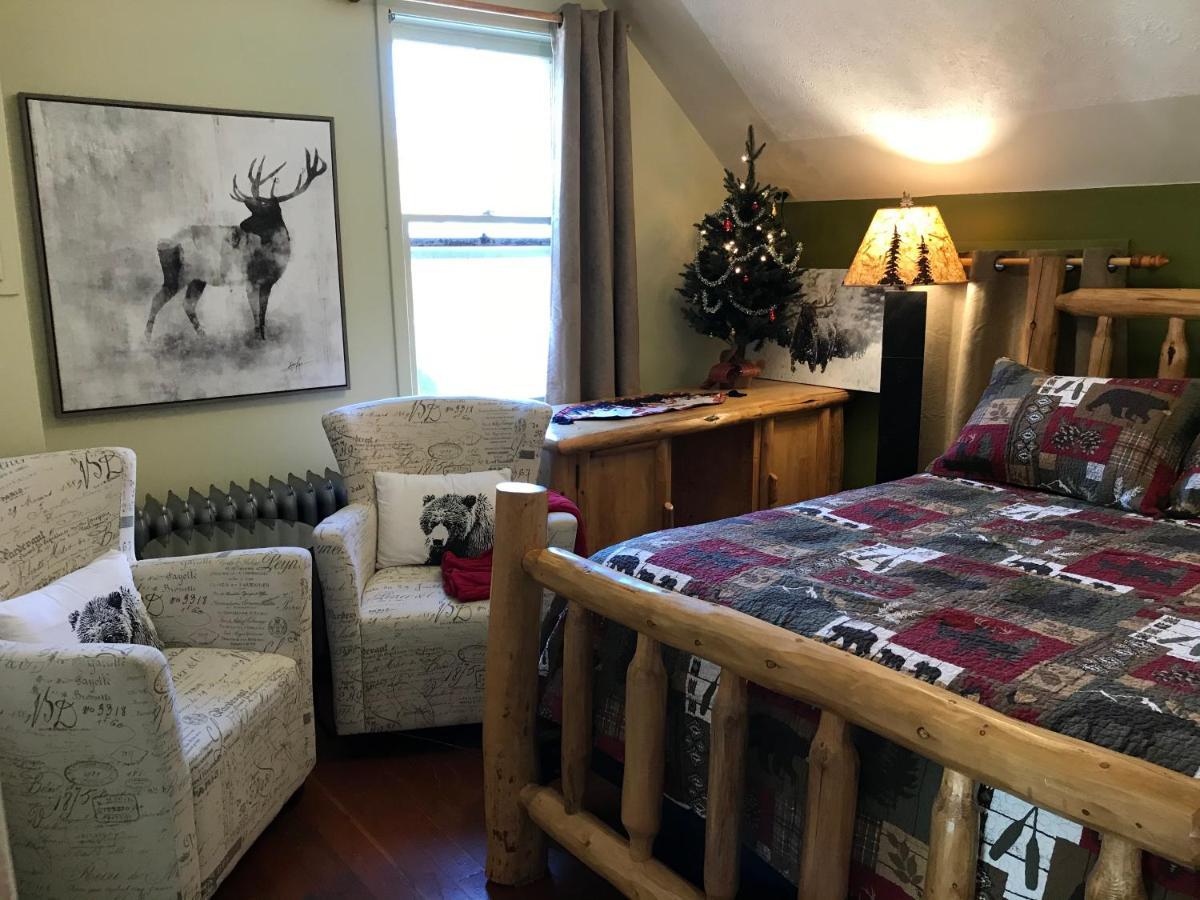 Holiday Lodge Bed And Breakfast Банф Экстерьер фото