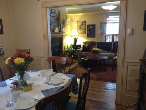 Holiday Lodge Bed And Breakfast Банф Экстерьер фото