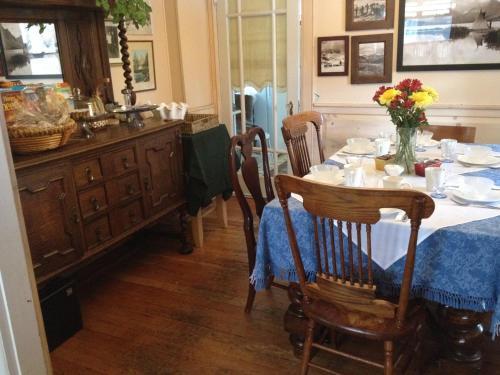 Holiday Lodge Bed And Breakfast Банф Экстерьер фото